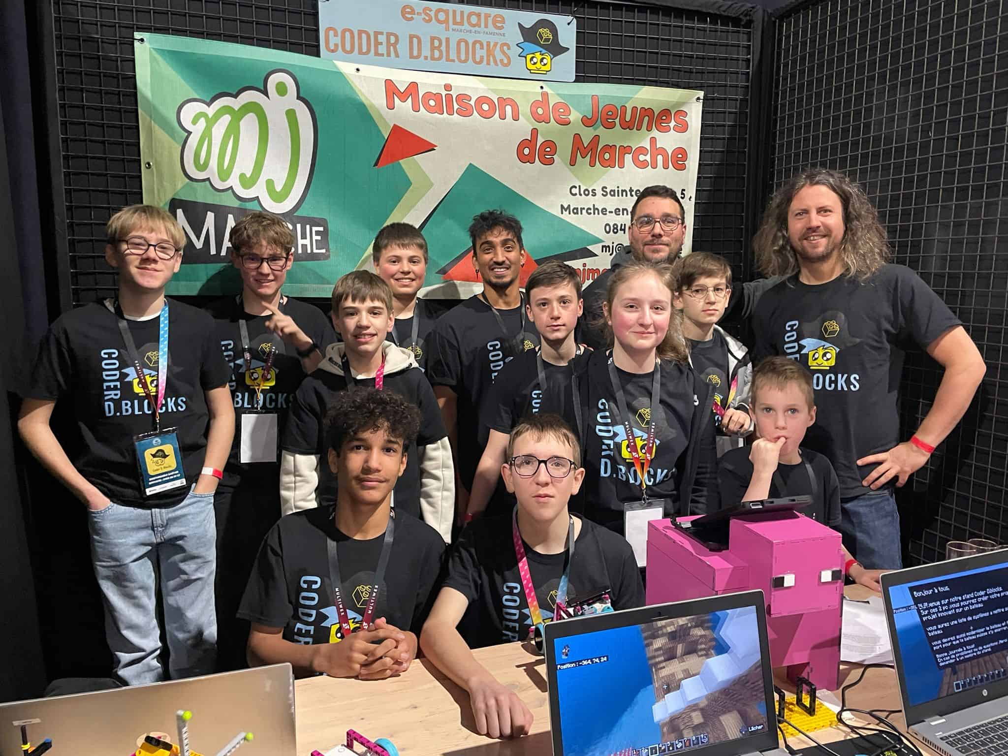 Équipe de jeunes Coder D.Blocks réunie sur un stand de l'e-Square