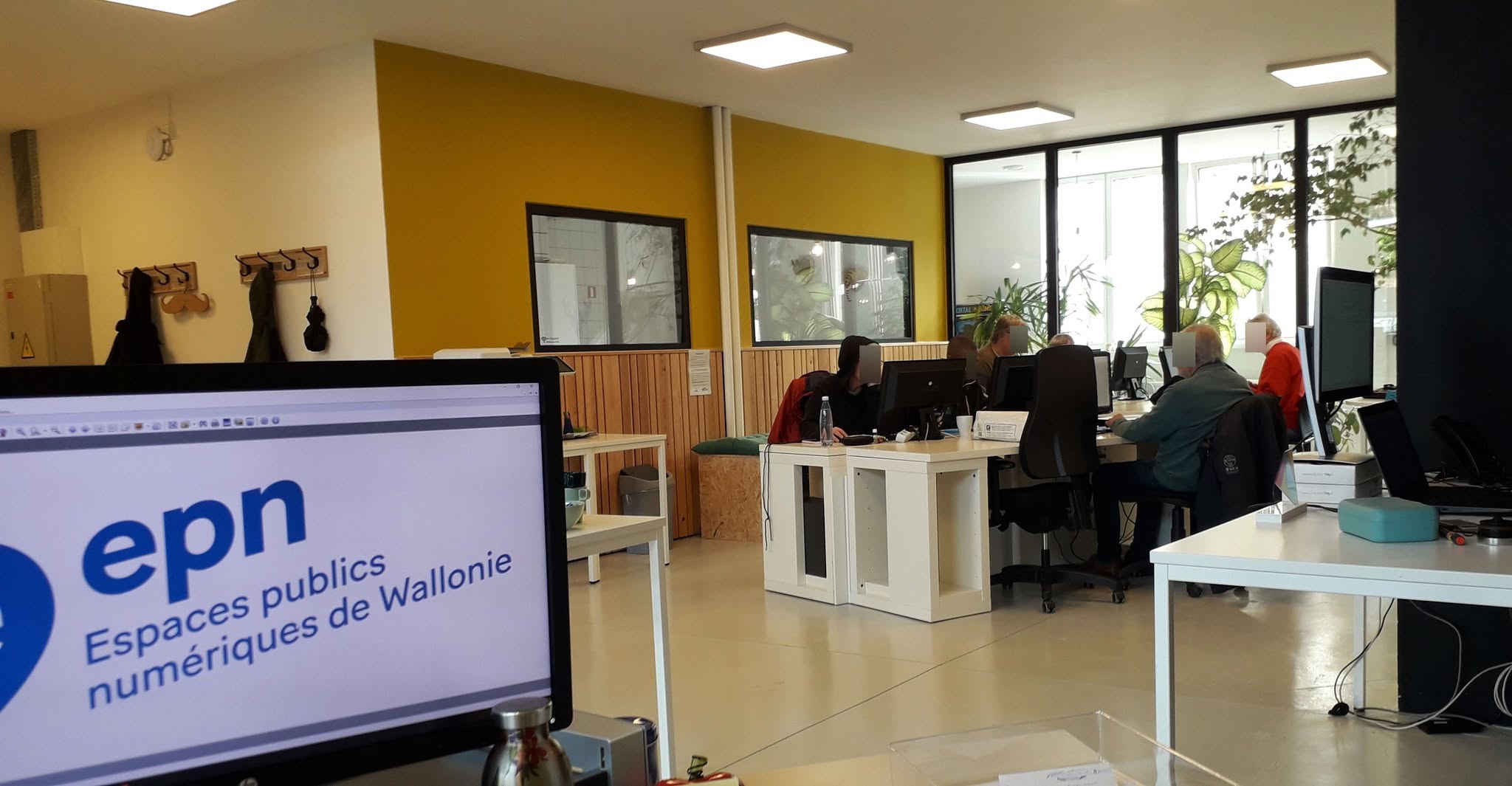 La salle de l'Espace Public Numérique de Marche, postes en accès libre