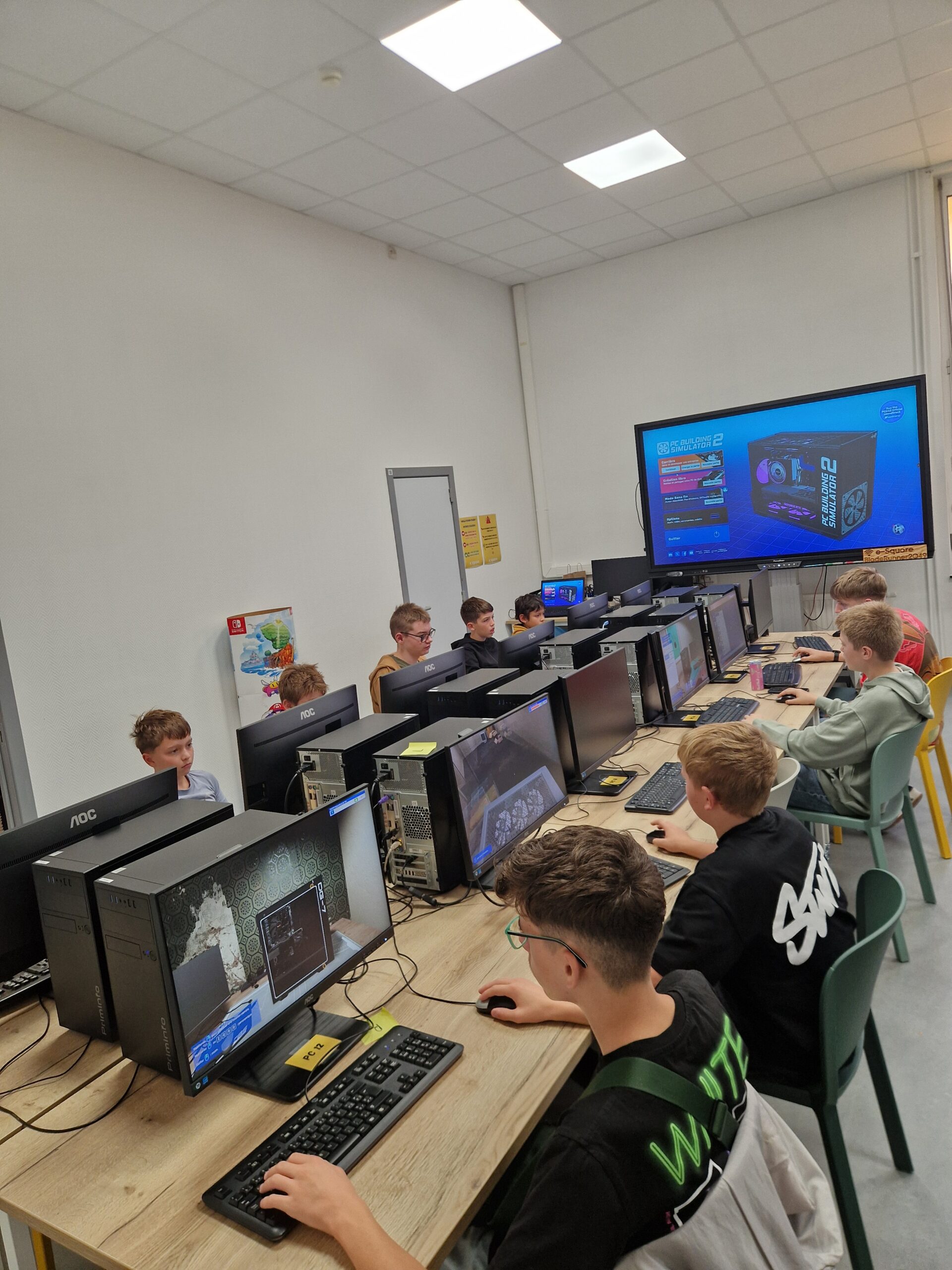 Une salle remplie de jeunes joueurs devant leurs écrans à l'espace gaming de l'e-Square