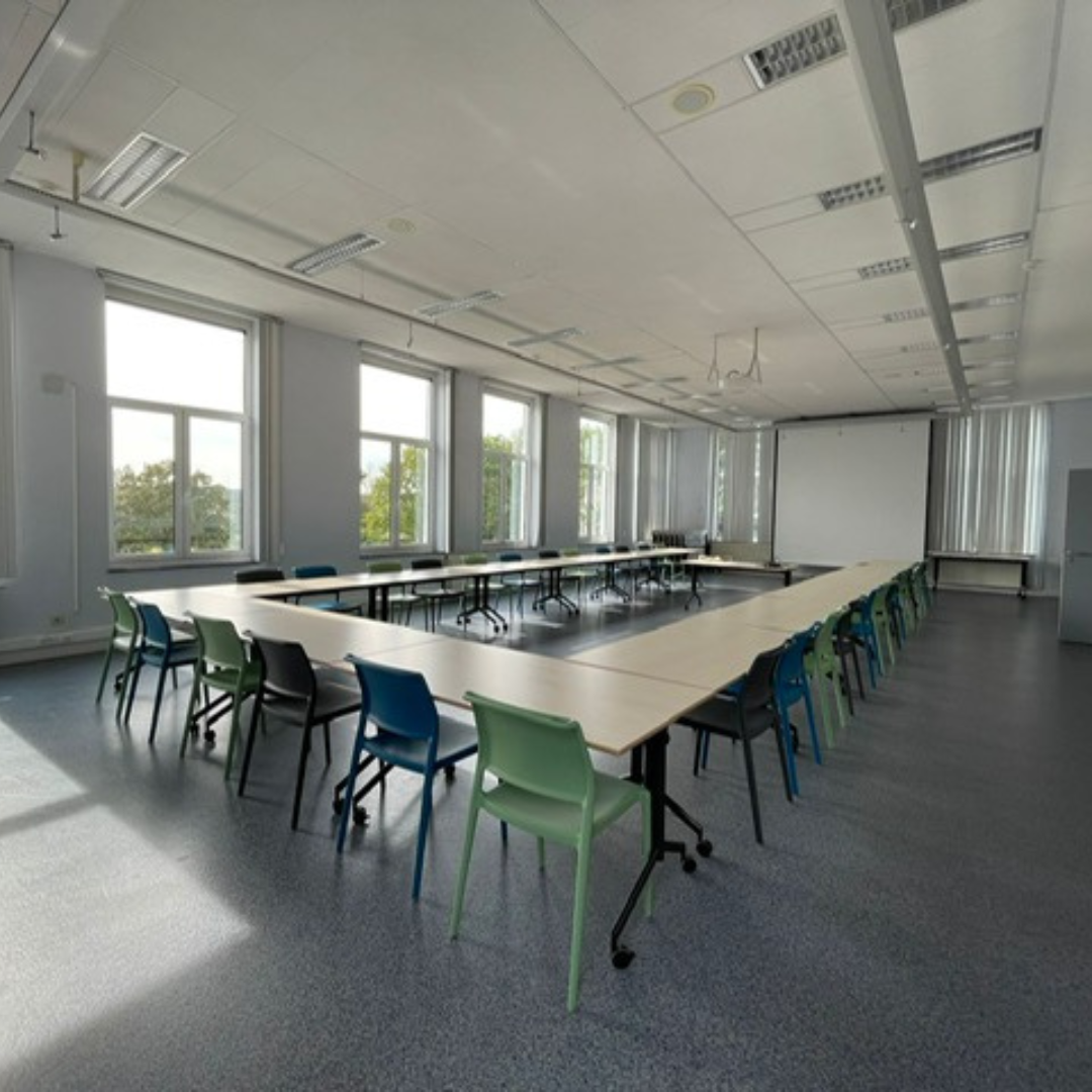 La Talentum : salle de formation à l'étage avec tables à roulettes en U et chaises légères