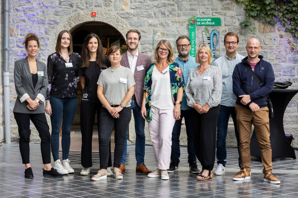 Un groupe de participants réunis devant l'entrée voûtée, lors d'une journée à l'e-Square.