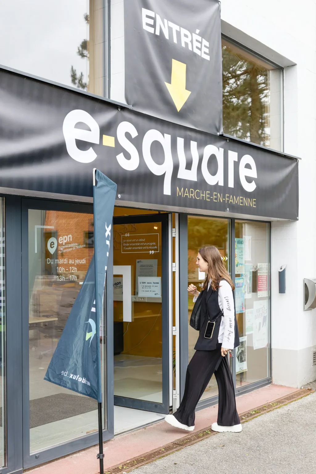 L'entrée de l'e-Square, sous la grande enseigne noire, rue Victor Libert.