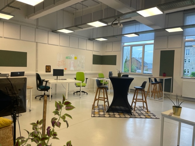Les postes individuels et la table haute où les coworkers se retrouvent pour discuter.